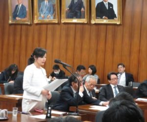 産休1ヶ月前に質問に立つ加藤鮎子