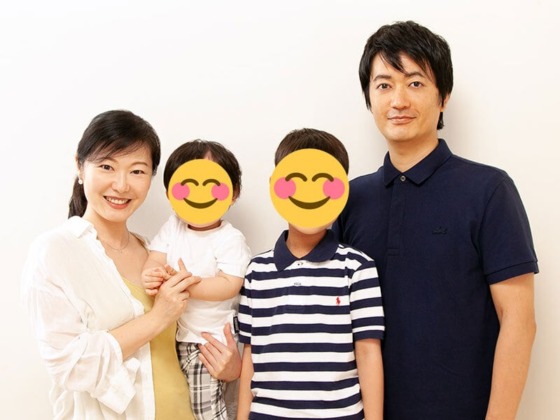 加藤鮎子と夫の角田賢明さんと2人の子ども