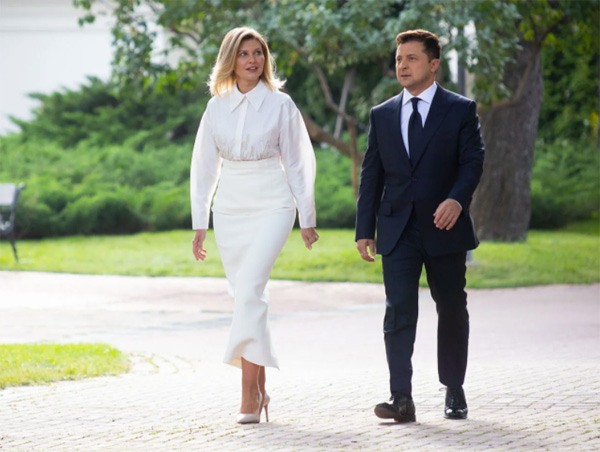 妻のオレナ・ゼレンスカとゼレンスキー・ウクライナ大統領
