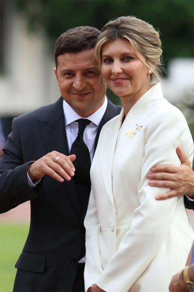 ゼレンスキー・ウクライナ大統領と妻のオレナ・ゼレンスカ