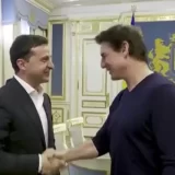 ゼレンスキーは身長166cmでサバ読み？170cmのトムクルーズと並ぶ写真に疑惑浮上！プーチン大統領とも比較